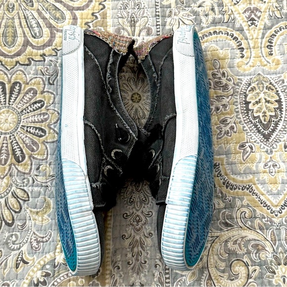 Blowfish women’s Sneakers - slip on, no tie - distressed black READ DESCRIPTION - Picture 3 of 9